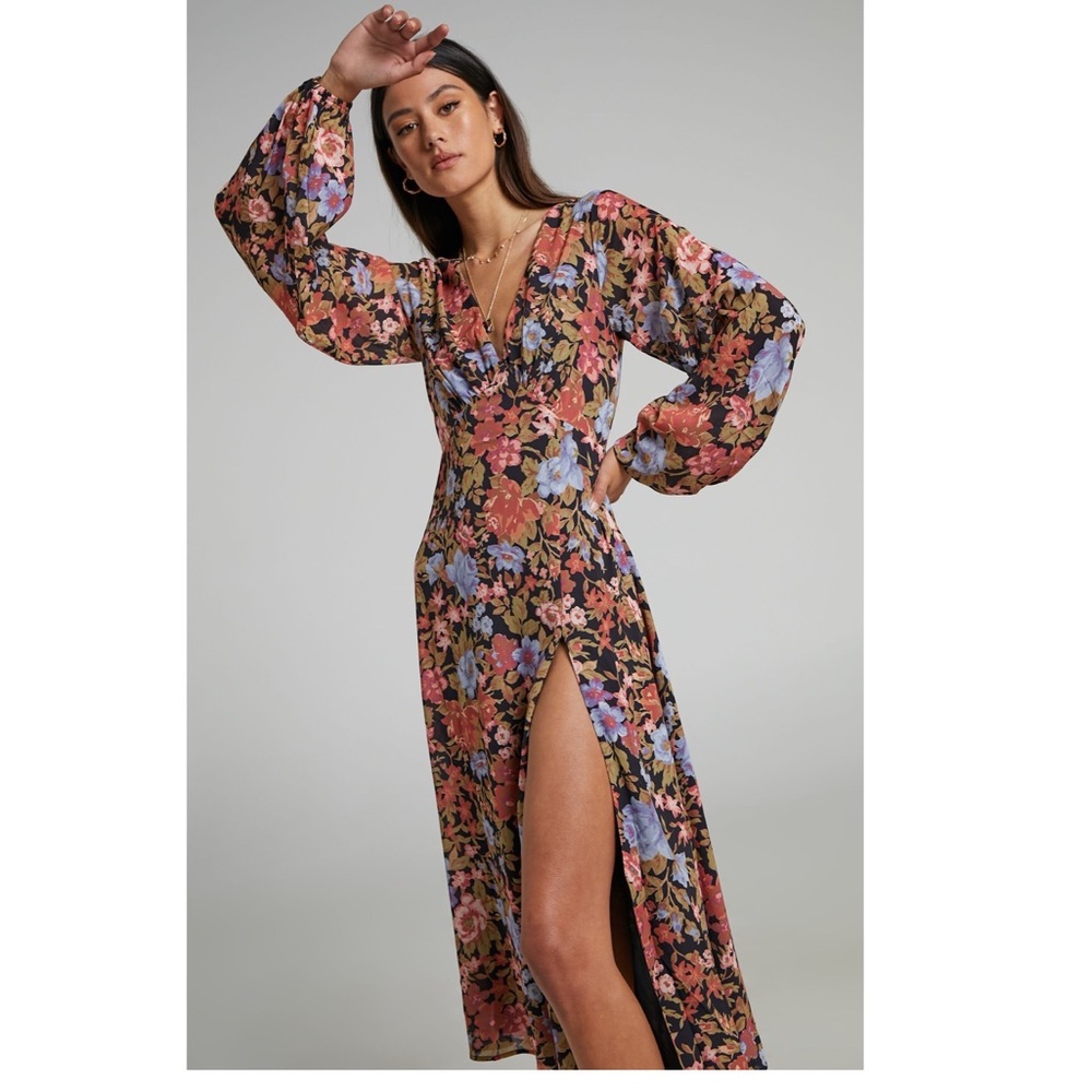 NWT Showpo HENNY LONG SLEEVE SPLIT MIDI
DRESS IN DUSK FLORAL